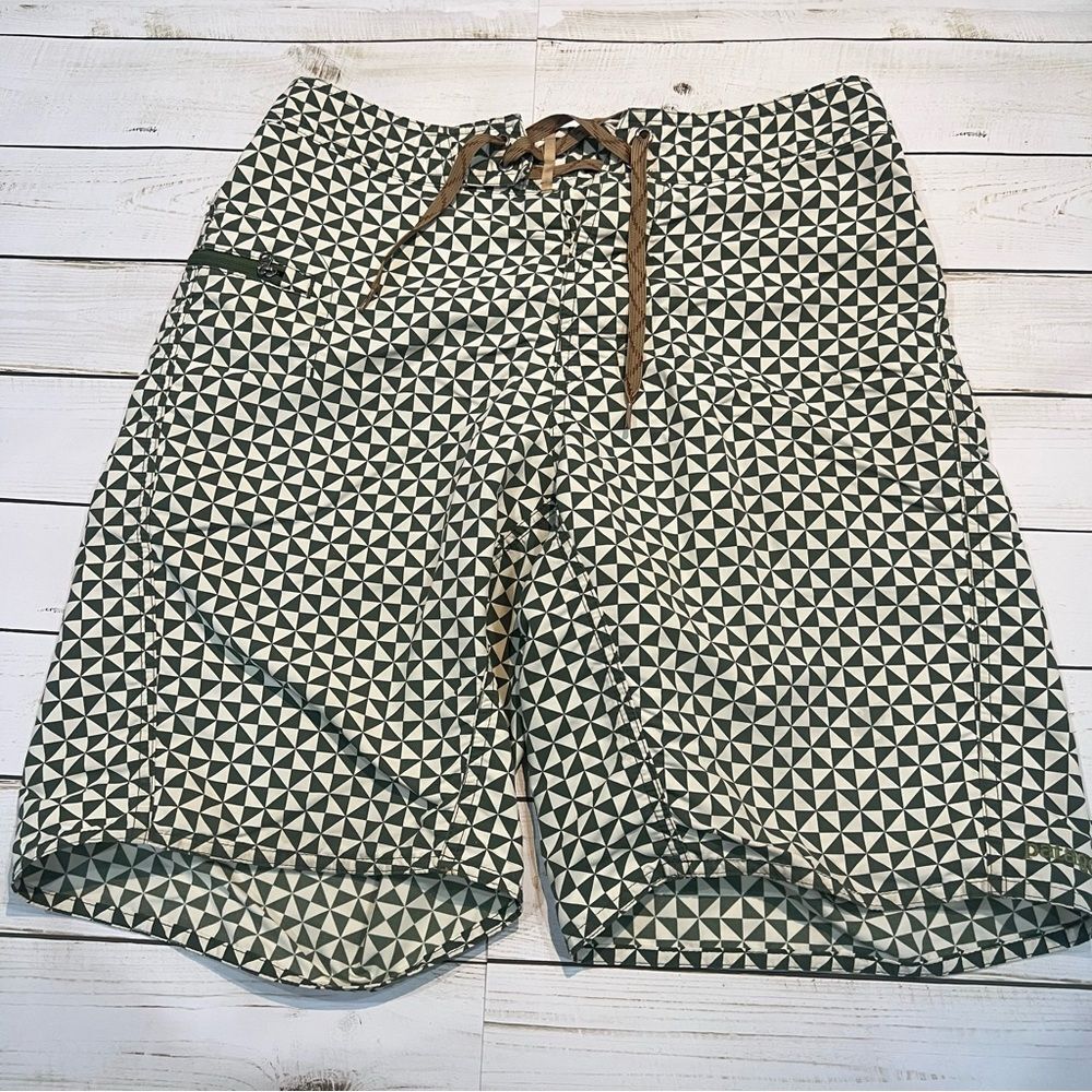 Patagonia men's board shorts Sz 28 green and white